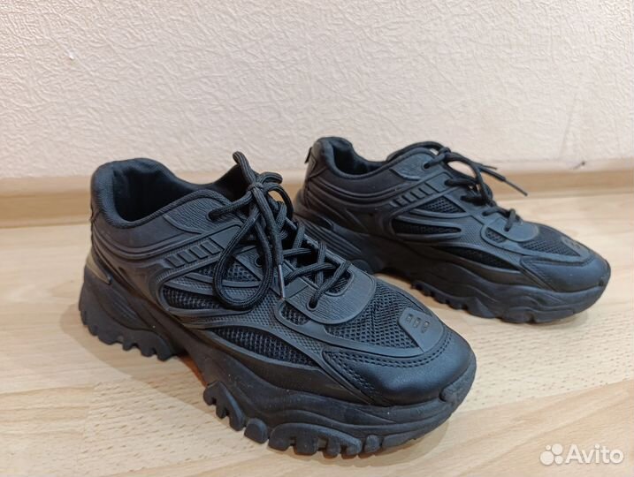 Кроссовки женские