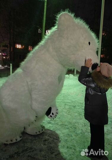 Белый мишка с поздравлением