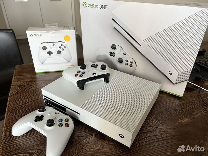 Xbox One s 500gb + джойстик+игры