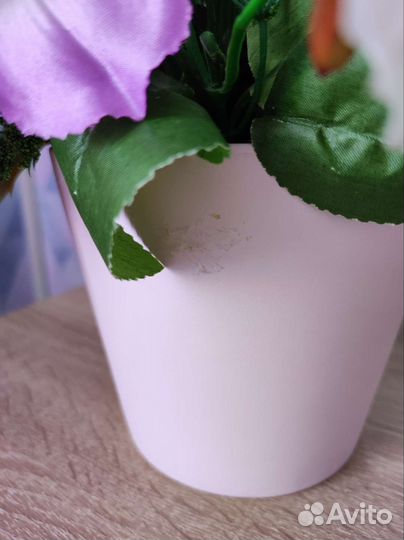 Корзина из трикотажной пряжи и букет