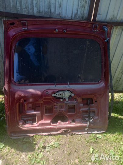 Стекло заднее глухое Рено Кангу левое