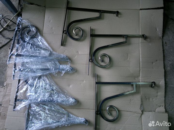 Кронштейн настенный для кормушки или кашпо