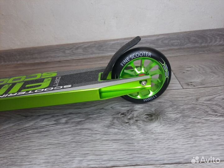 Трюковый самокат зеленого цвета