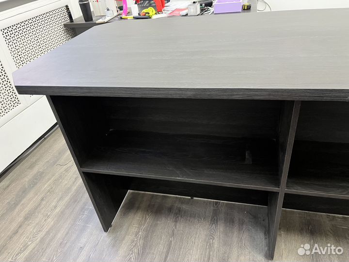 Большой переговорный стол со стеллажными полками