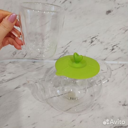Заварочный чайник с силиконовой крышкой и чашка