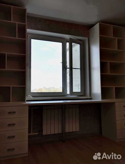 Рабочая зона в углу у окна