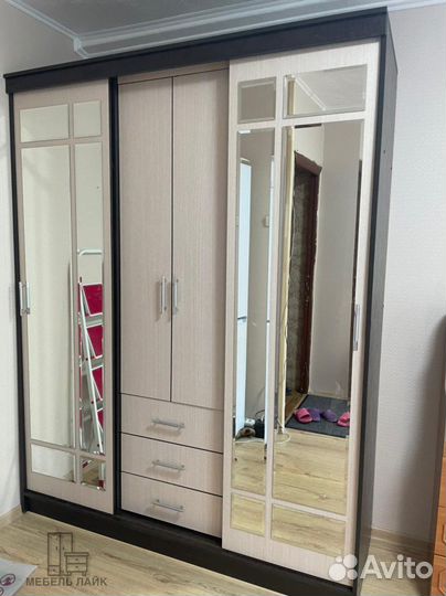 Шкаф с зеркалом