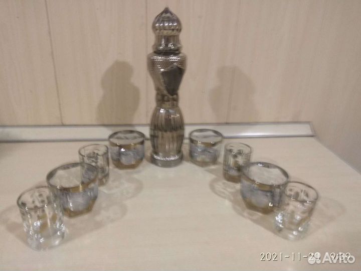 Бутылка со стопками