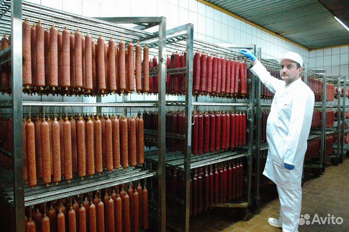 Работа на вахту: сотрудник на колбасном заводе