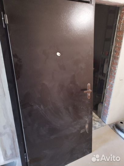 Дверь входная металлическая от застройщика