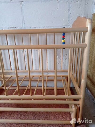 Детская кроватка с маятником, матрасом, бортиками