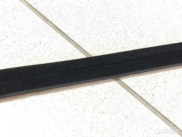 Молдинг стекла двери передний левый Toyota RAV4 40