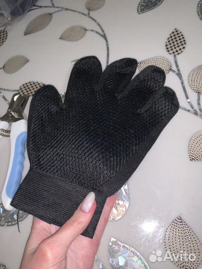 Рука расческа и когтерезка