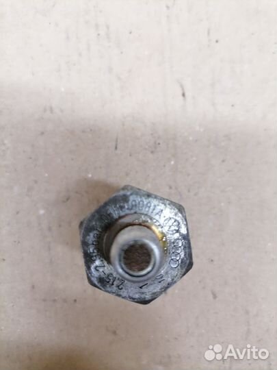 Датчик давления масла VW 06H918081A