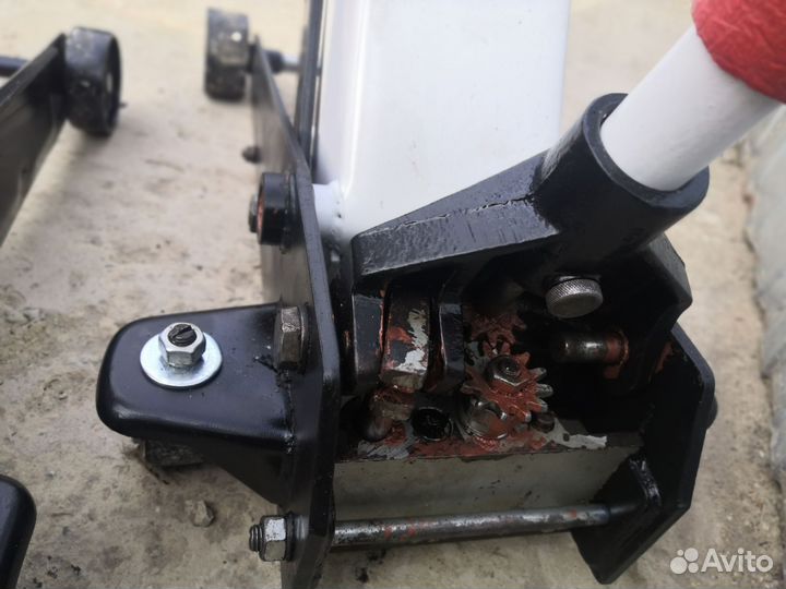 Домкрат подкатной