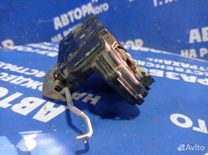 Передний правый замок двери Audi A6C5 седан 2000