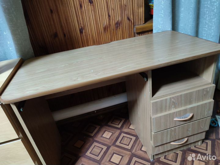 Компьютерный стол (письменный)