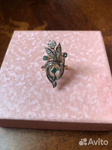 Золотое кольцо с бриллиантами и изумрудами