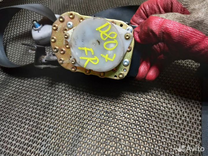 Ремень безопасности передний правый mitsubishi P