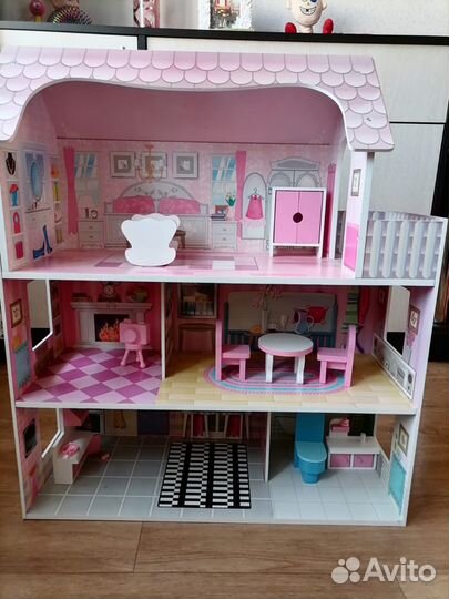 Кукольный домик с мебелью