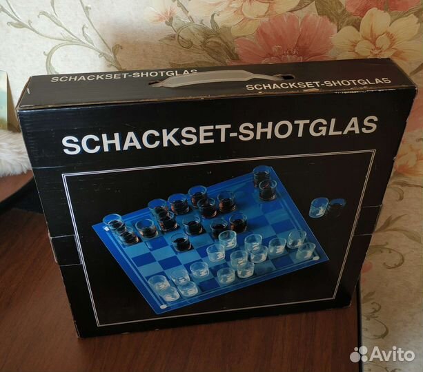 Шахматы в виде стаканчиков на стеклянной доске