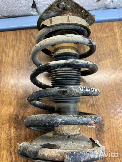 Стойка подвески передняя левая Volvo Xc90