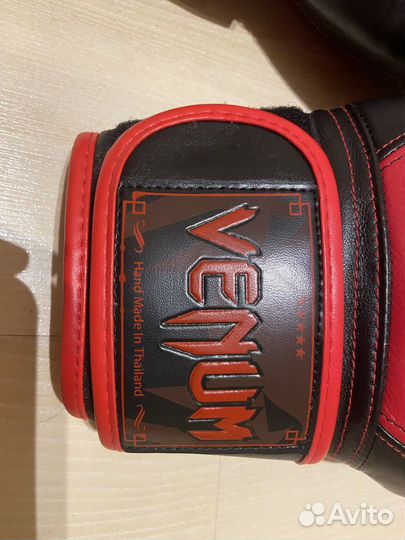 Боксерский шлем Twins и перчатки Venum