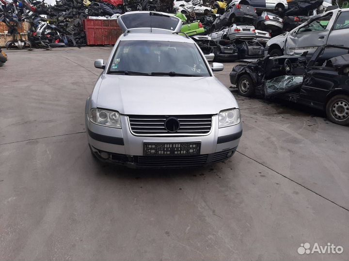 Петля двери передней левой Volkswagen Passat B5