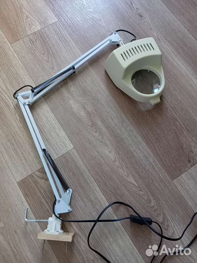 Настольная лампа с лупой
