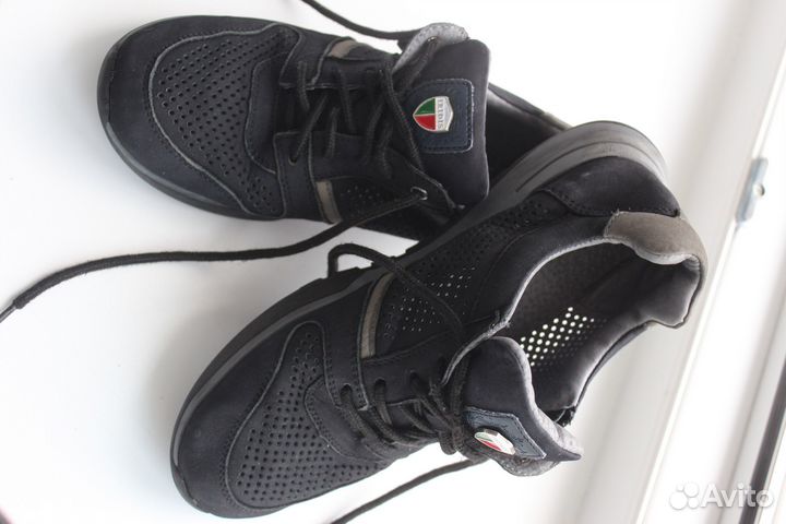 Кроссовки школьные