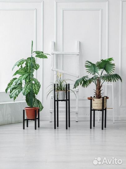 Металлическая полка для цветов