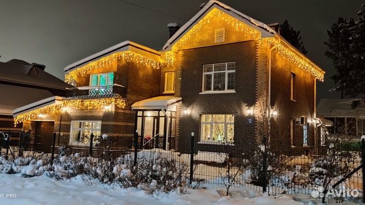 Световое новогоднее оформление фасада, деревьев