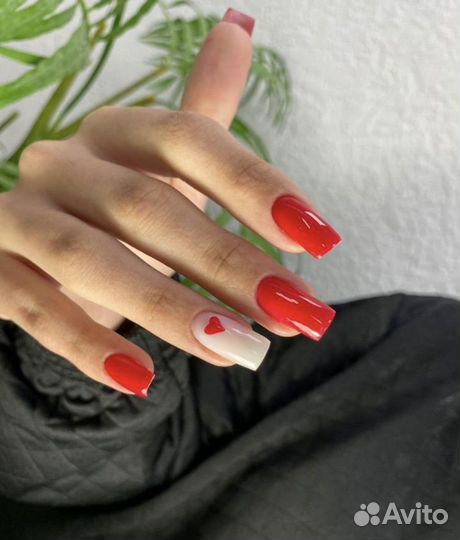Модель на маникюр
