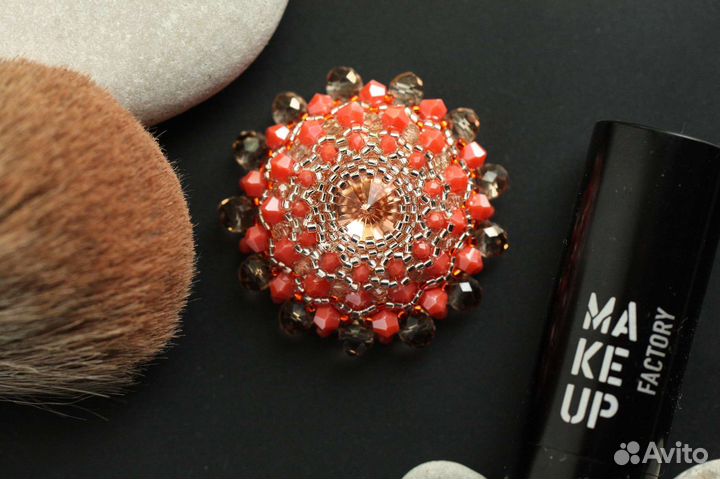 Коралловая брошь