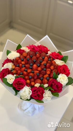 Букеты из ягод, фруктов и цветов