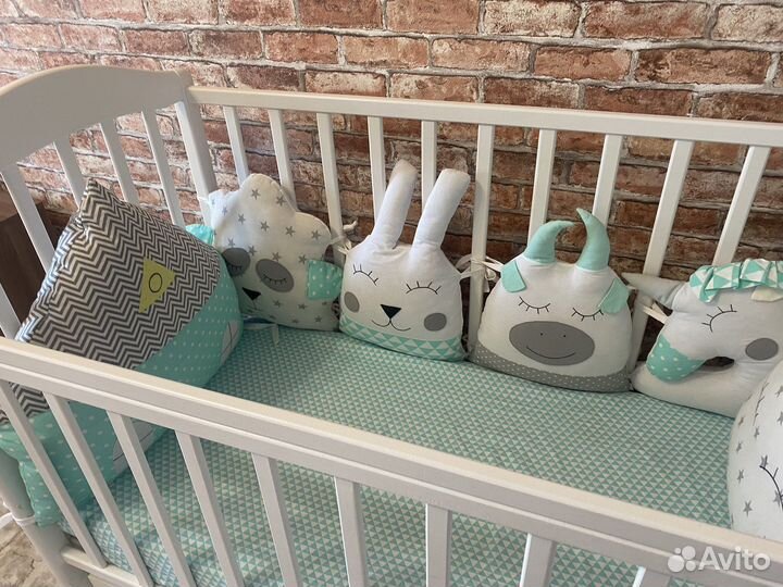 Детская кроватка с маятником