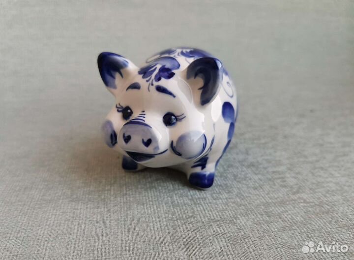 Фарфоровая фигурка поросенок Гжель 6,5х9см