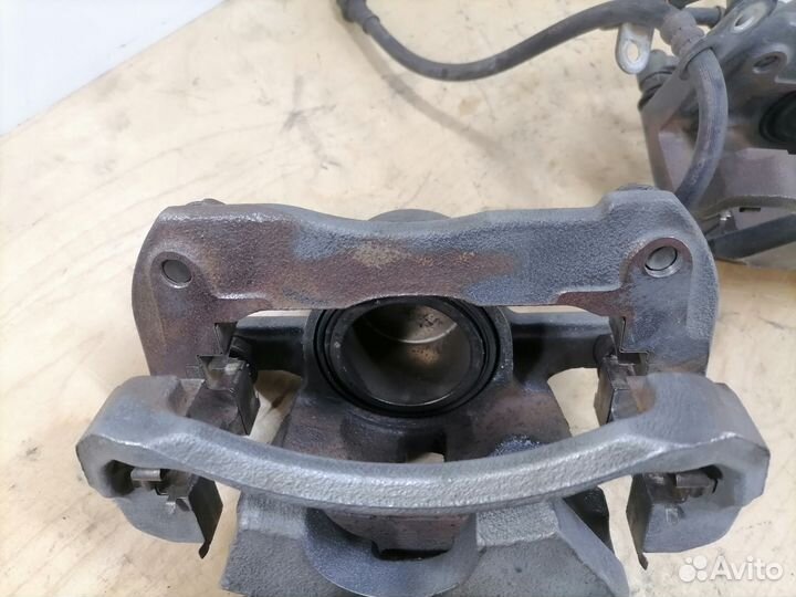 Передние тормозные суппорта Тойота Камри 40