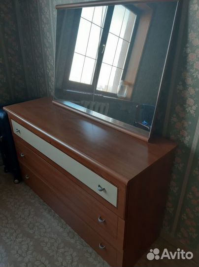 Комод с зеркалом