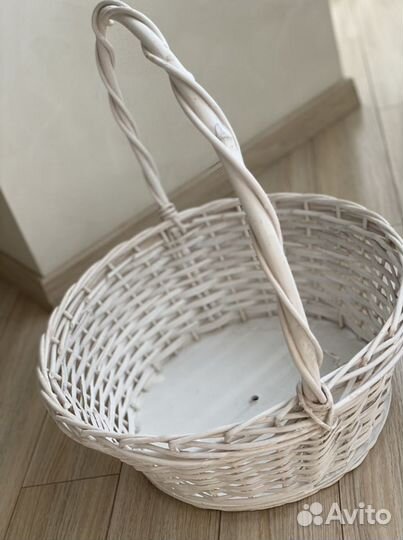 Плетеная корзина для подарков цветов