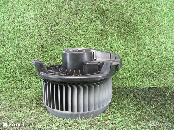 Мотор печки на toyota noah ZRR70G 3ZR-FE