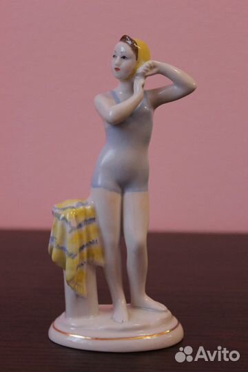 Фарфоровая статуэтка Юная купальщица лфз