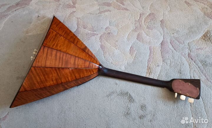 Балалайка №17 мастера Ключарёва В.В. 2006г