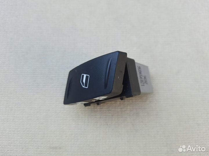 Кнопка правого стеклоподъемника Skoda Octavia A5