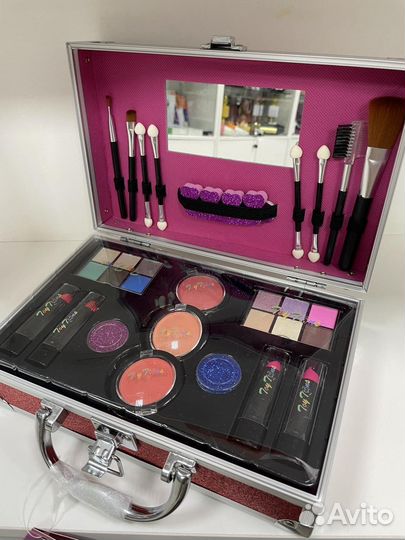 Детская косметика в чемодане