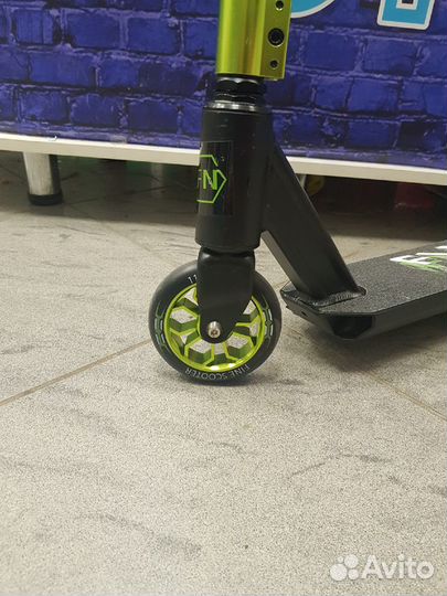 Трюковый самокат зеленый