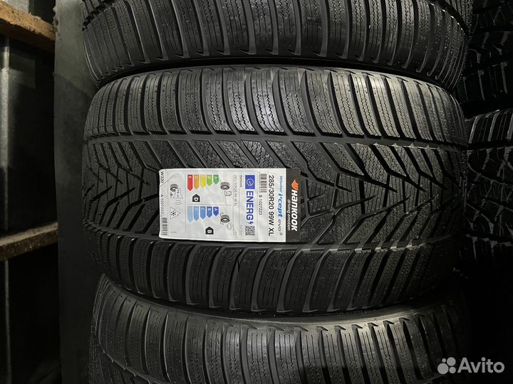 Hankook Winter I'Cept Evo 3 W330 275/35 R19 и 285/30 R20 98V