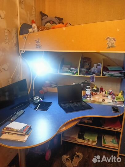 Детская кровать чердак со столом и шкафом бу