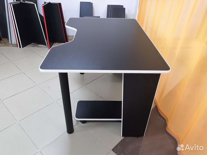 Игровой, геймерский компьютерный стол