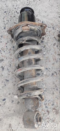 Стойки задние Тойота Авенсис